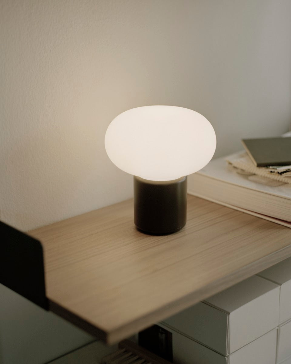 Karl-Johan bærbar bordlampe - Svart
