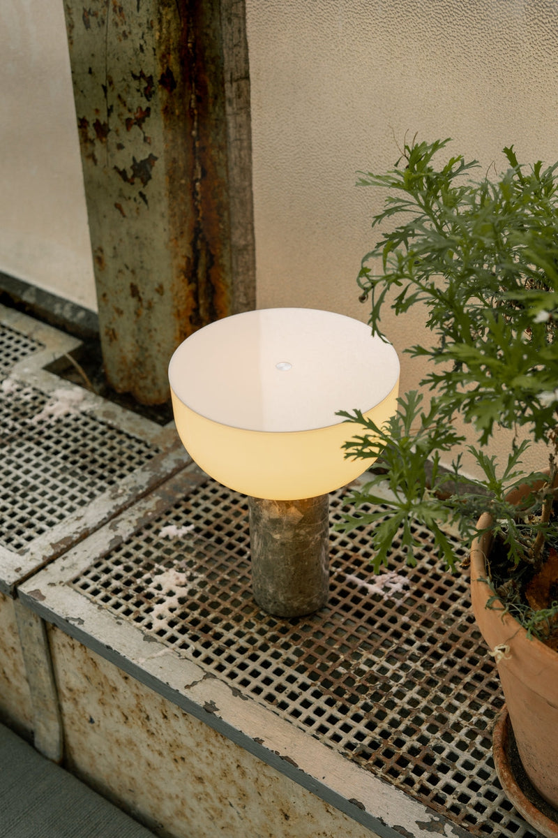 Kizu Portable bordlampe - Grå marmor