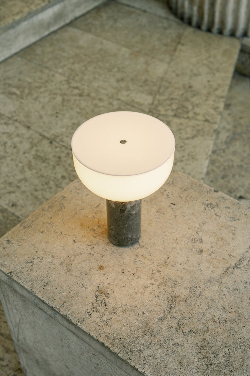 Kizu Portable bordlampe - Grå marmor