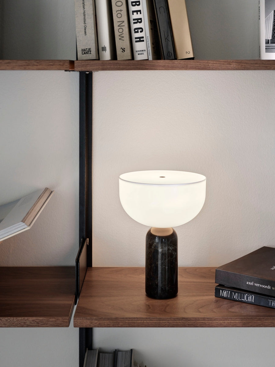 Kizu Portable bordlampe - Svart marmor