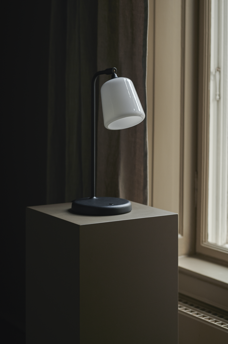 Material Bordlampe - Hvit Opal Glass