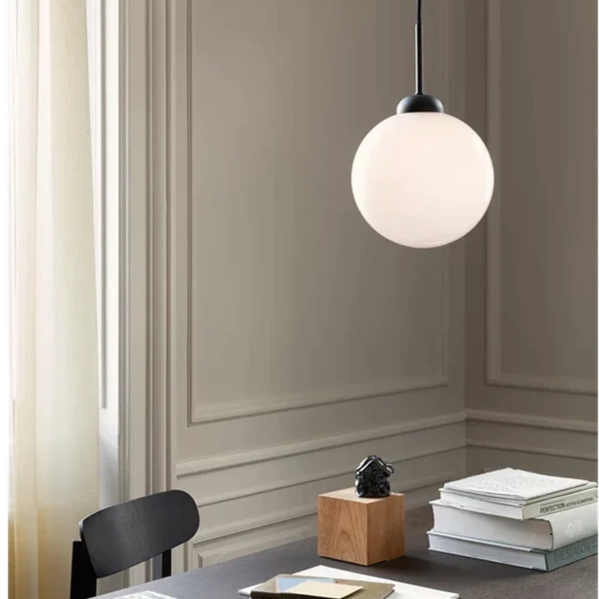 Nuura Apiales 1 taklampe - Satin svart/ opal