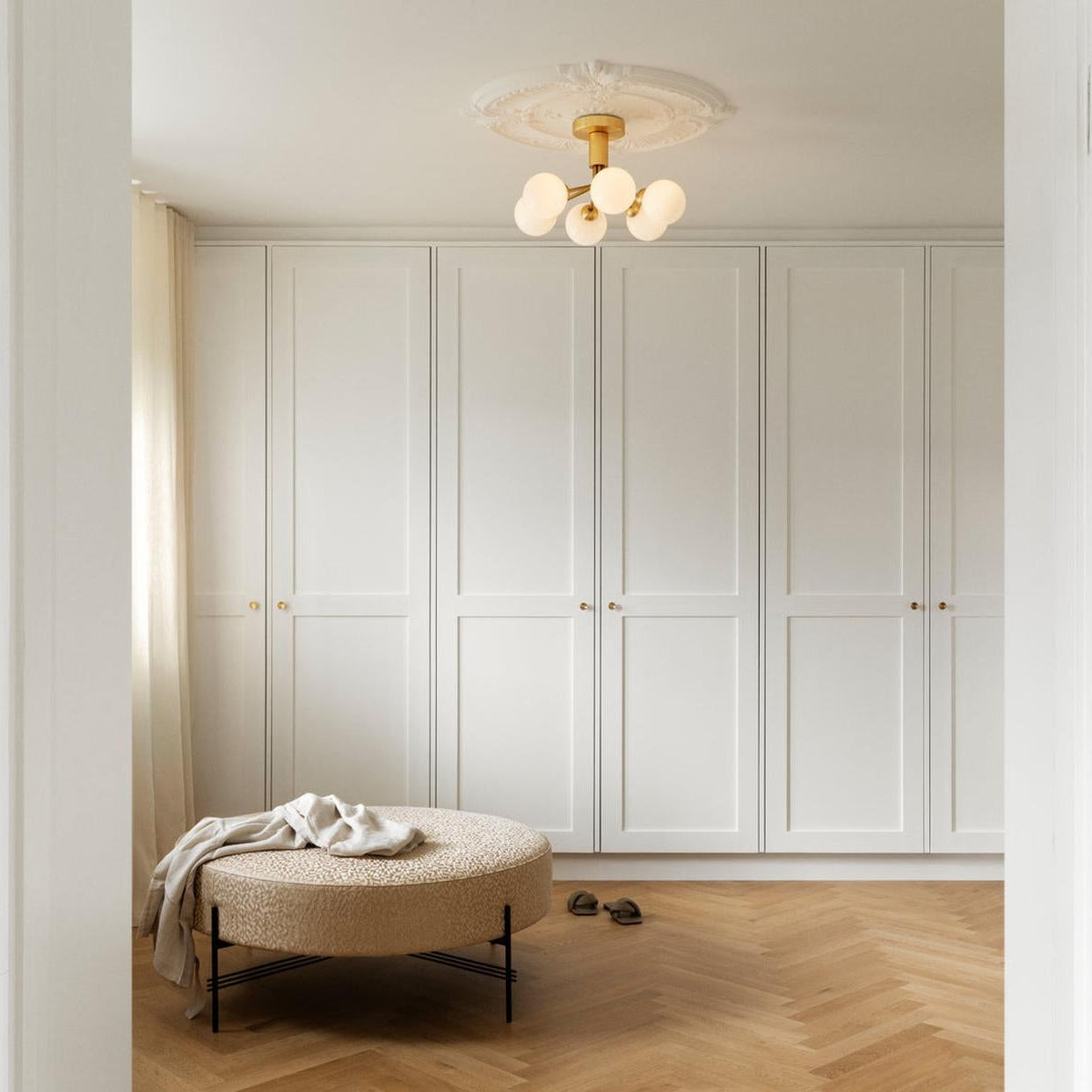 Nuura Apiales 6 taklampe børstet messing / opal glass
