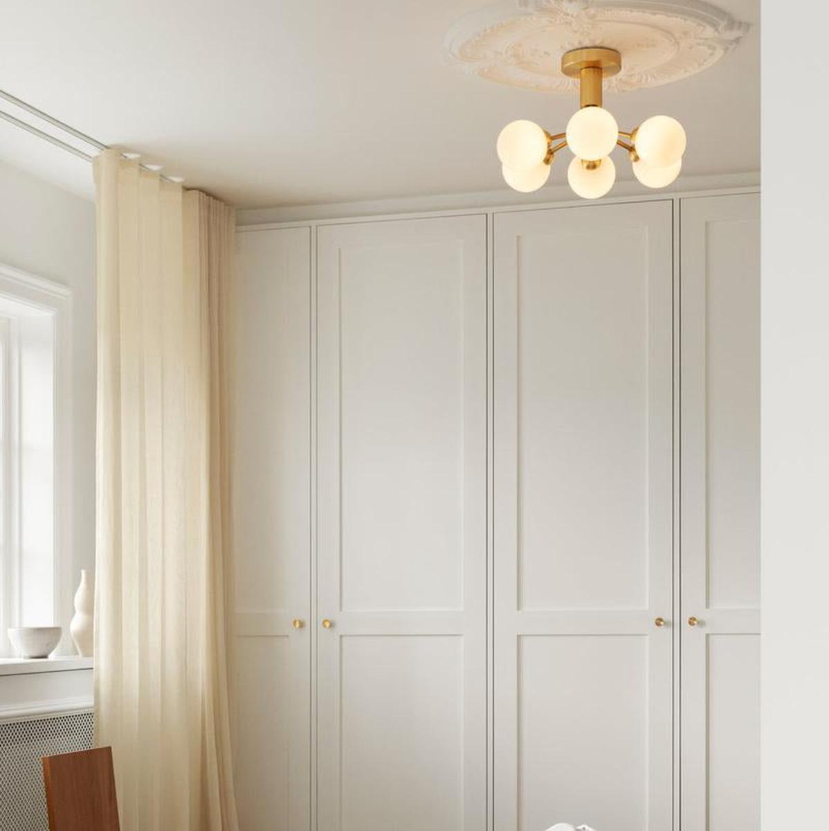 Nuura Apiales 6 taklampe børstet messing / opal glass