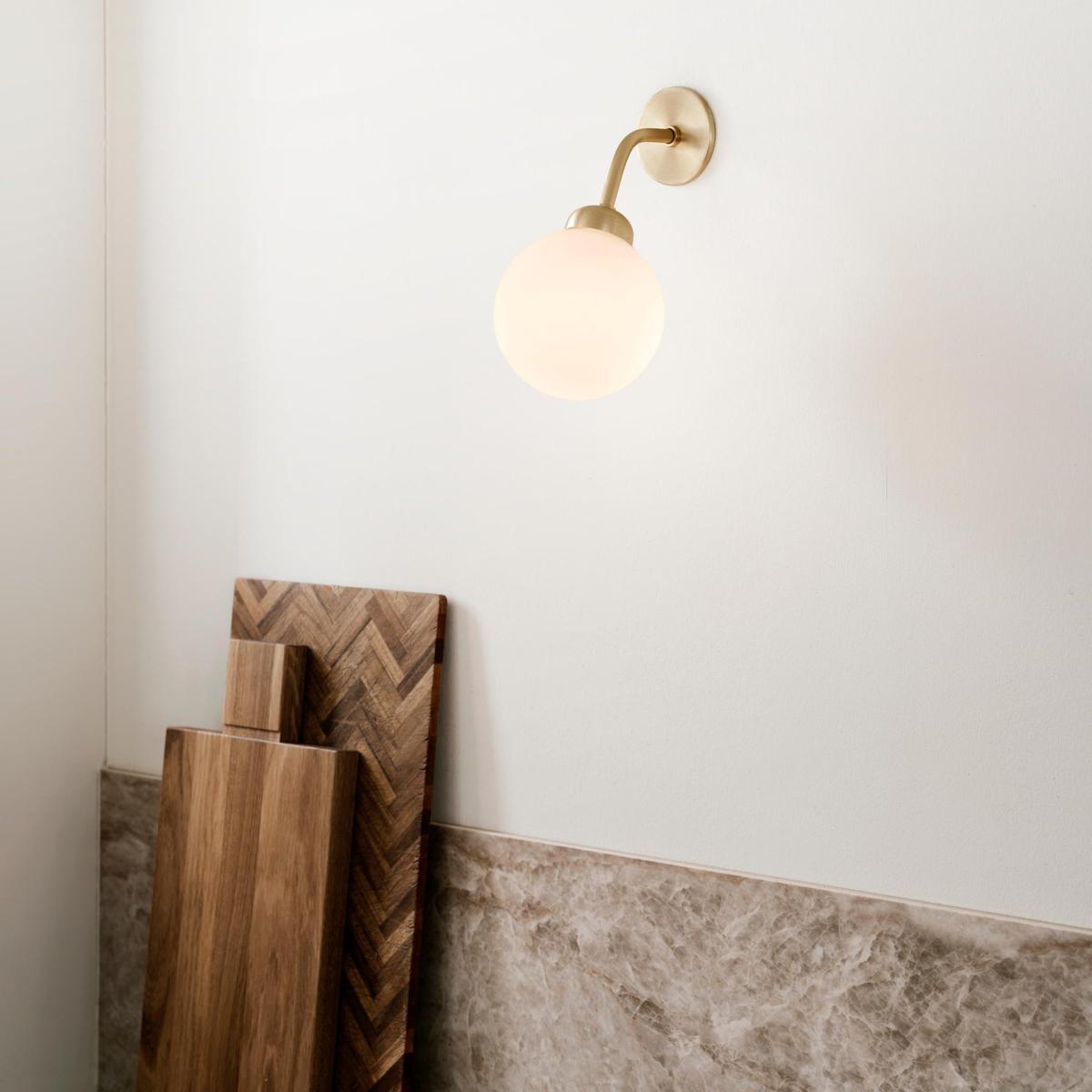 Nuura Apiales vegglampe - messing/Opal