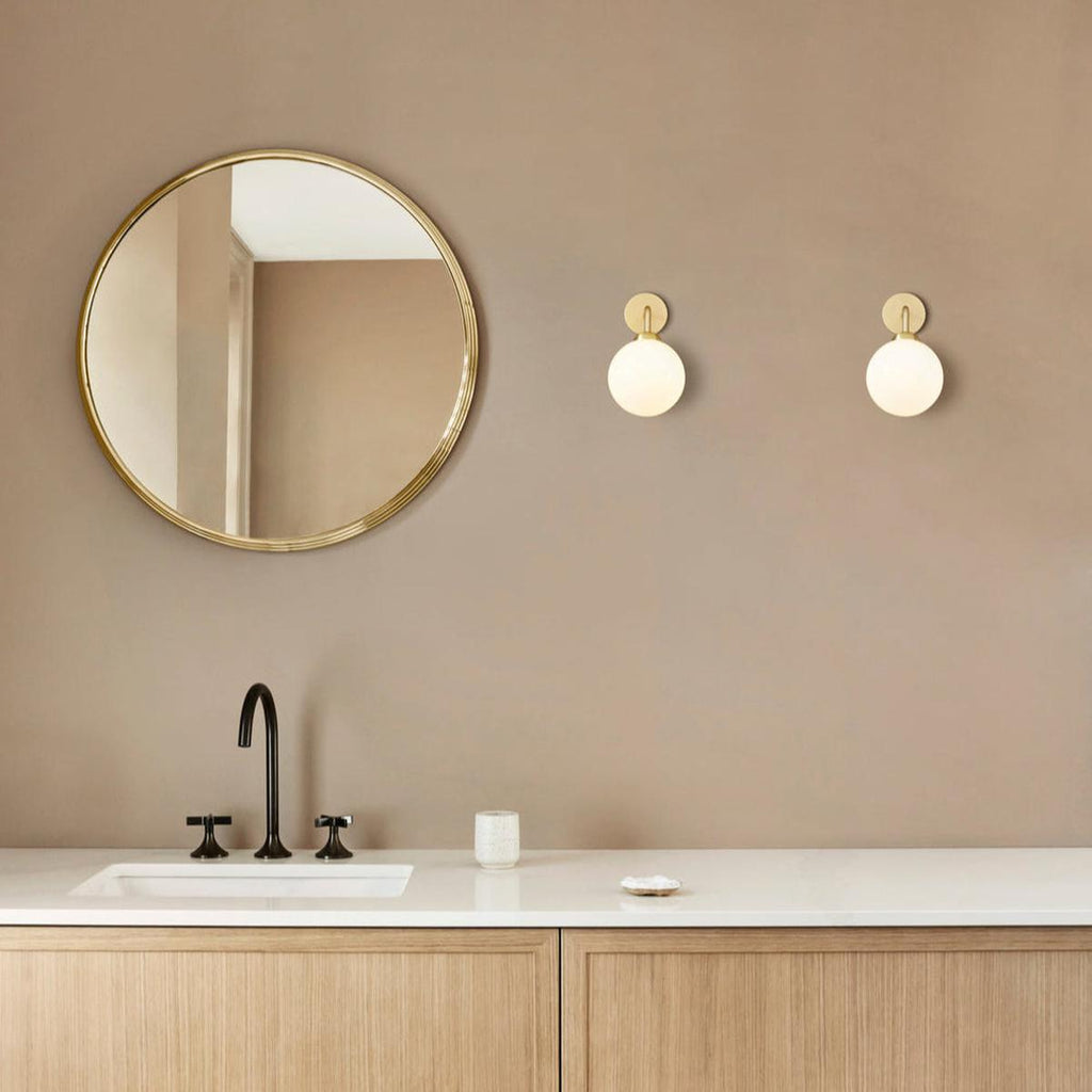 Nuura Apiales vegglampe - messing/Opal