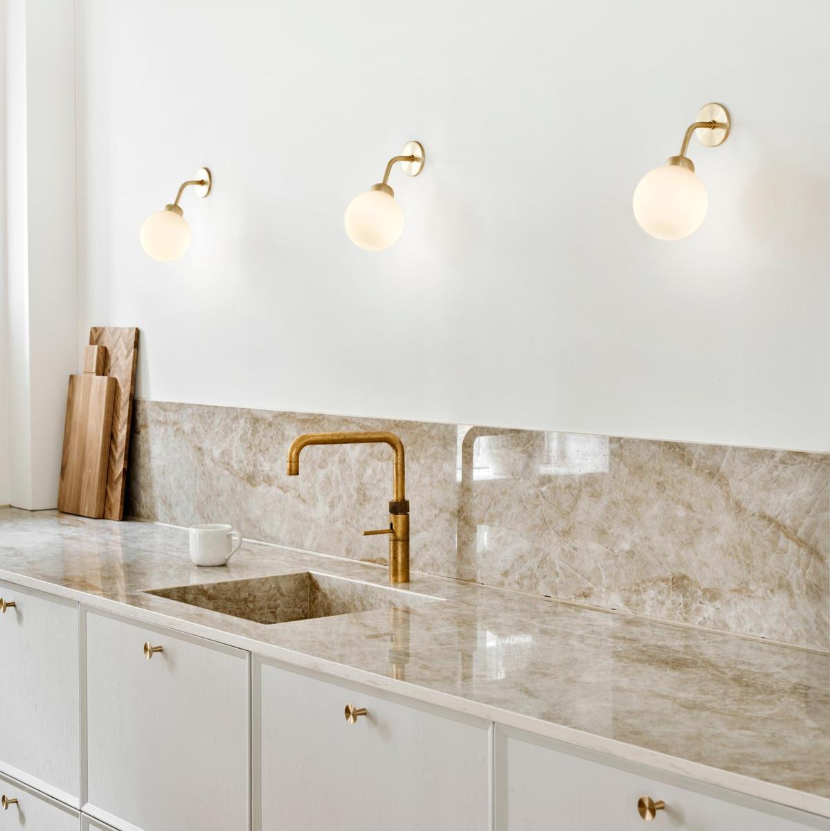 Nuura Apiales vegglampe - messing/Opal
