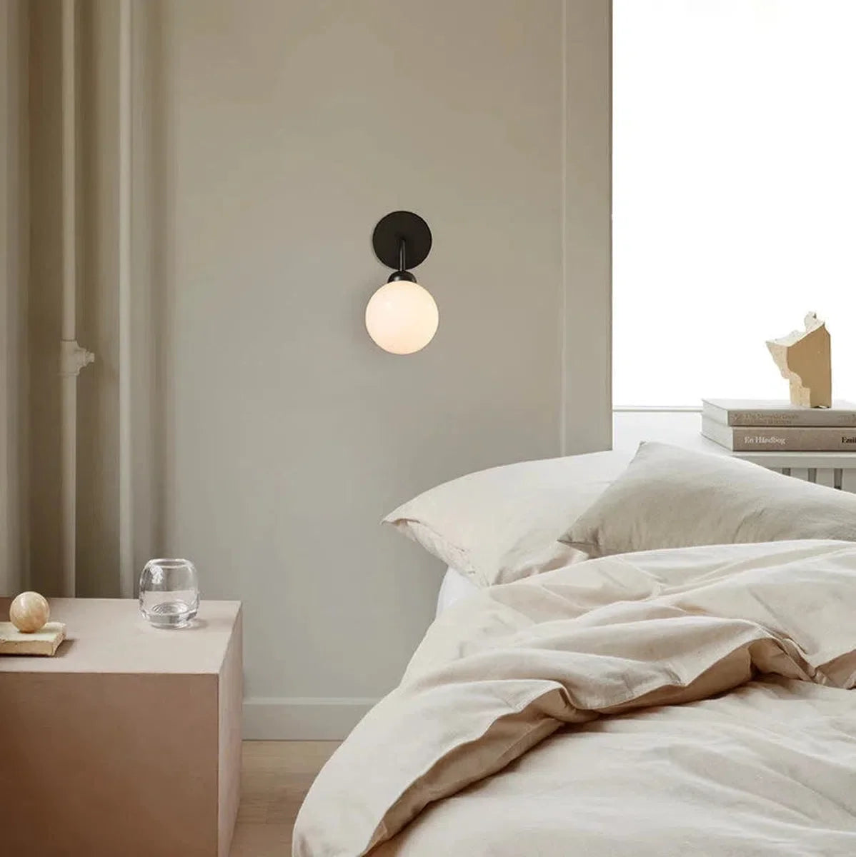 Nuura Apiales vegglampe - svart/Opal