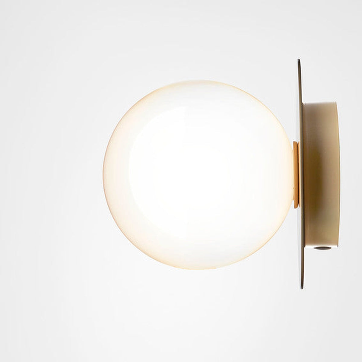 Nuura Liila 1 vegglampe/taklampe - medium - nordic gold / opal