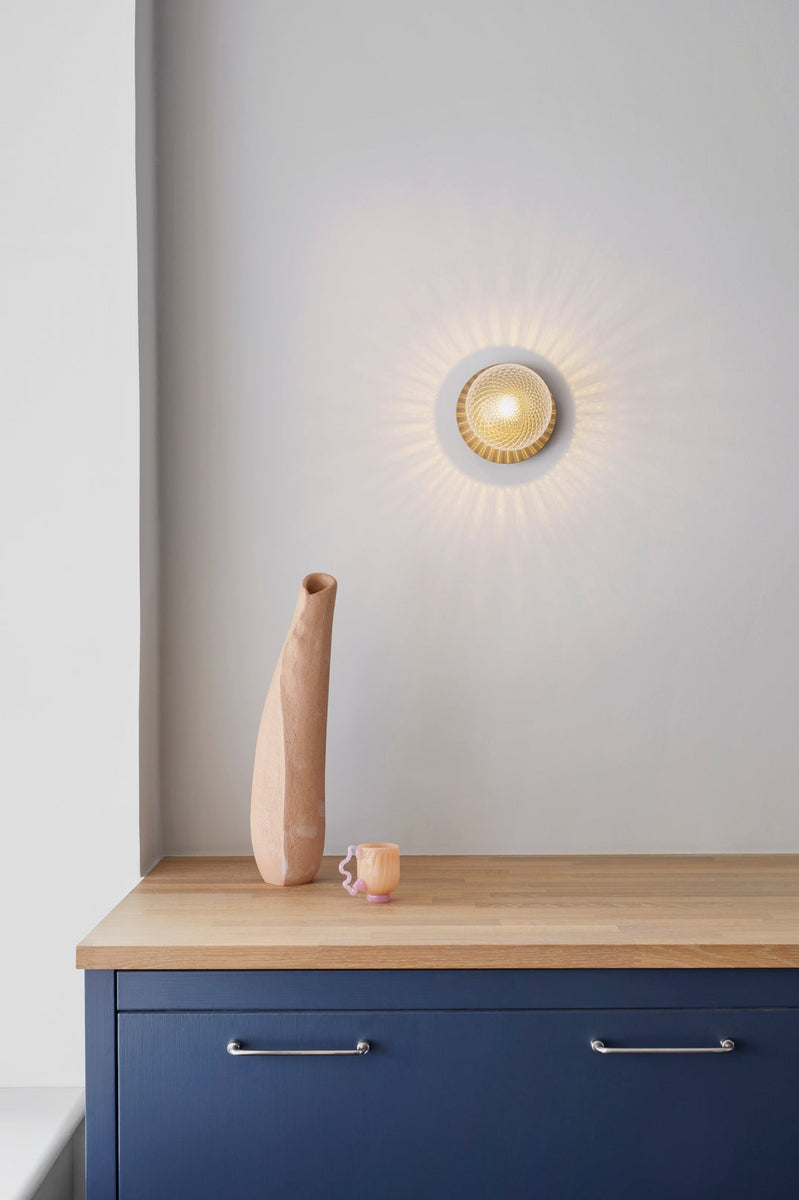 Nuura Liila 1 vegglampe/taklampe - medium - nordic gold / optikk