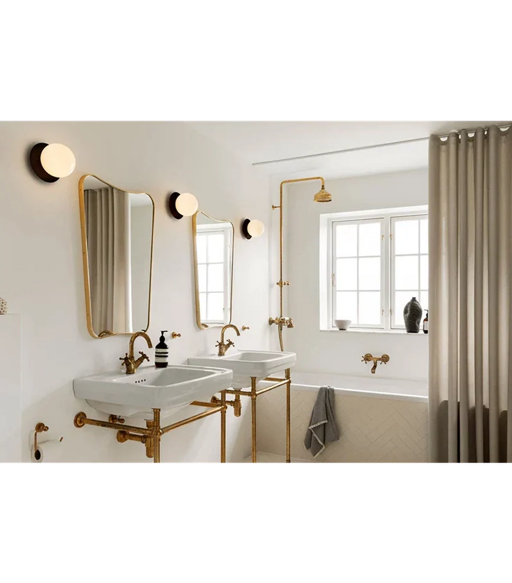 Nuura Liila 1 vegglampe/taklampe - medium - svart / opal glass
