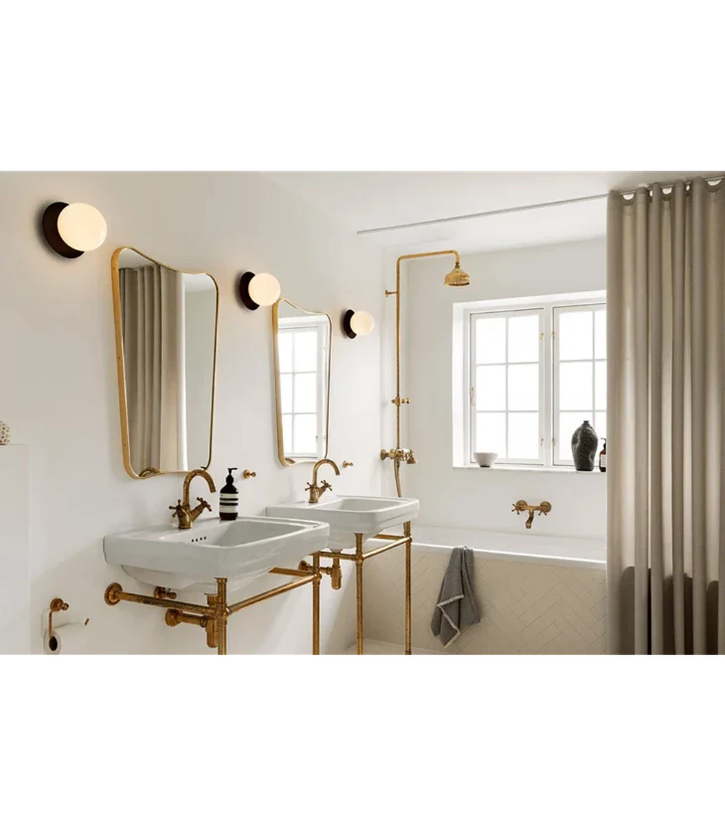 Nuura Liila 1 vegglampe/taklampe - medium - svart / opal glass
