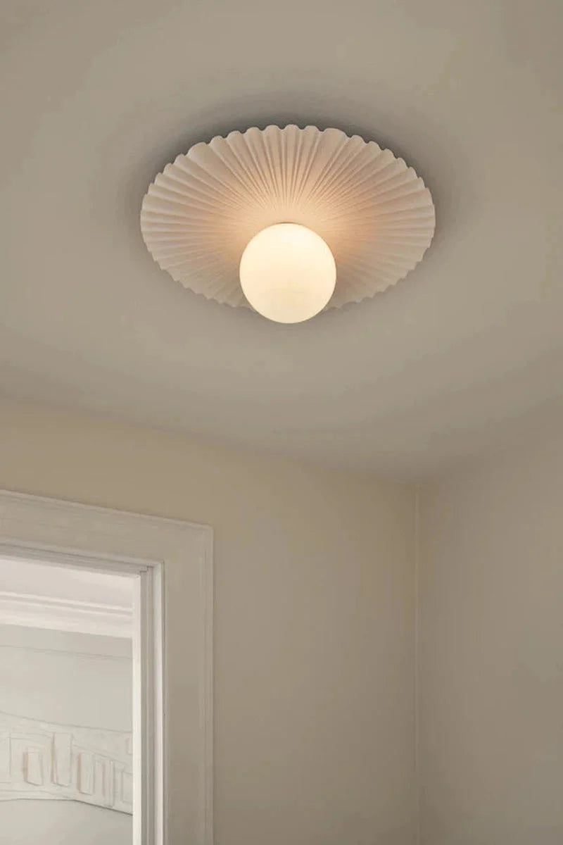 Nuura Liila Muuse vegglampe/taklampe - medium - Hvit / opal