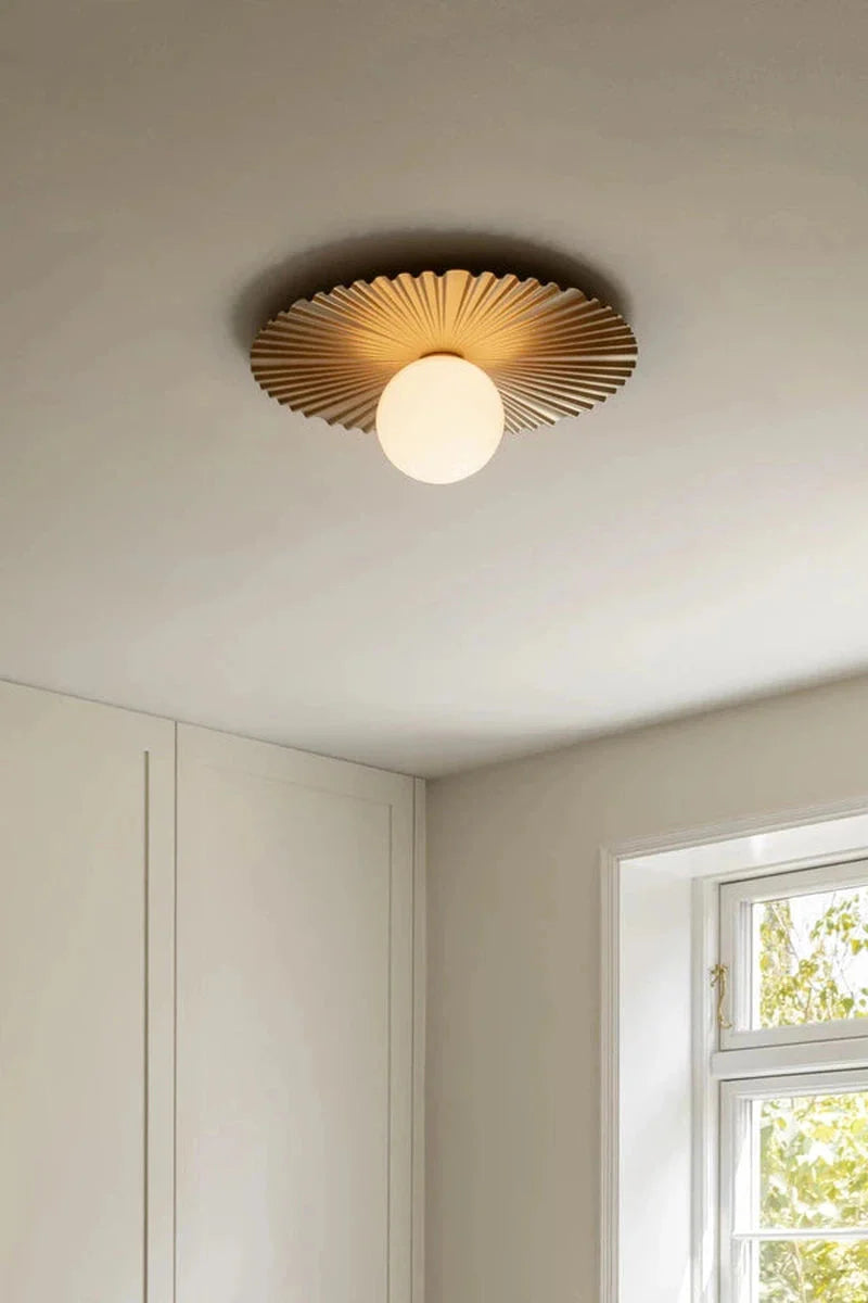 Nuura Liila Muuse vegglampe/taklampe - medium - Messing / opal